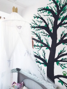 Mama Blog Einblick ins Kinderzimmer - jesssisworldx Reisebett mit Baldachin und DIY-Wandmalerei