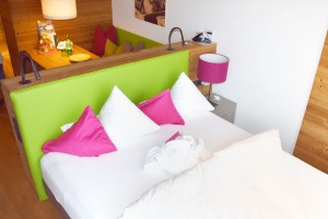 Alpina Zillertal Familienhotel Lifestylehotel Kinderhotel in Fügen Tirol Österreich - Hoteltest - Mama Blog München - Hotelzimmer - Schlafen und Wohnen