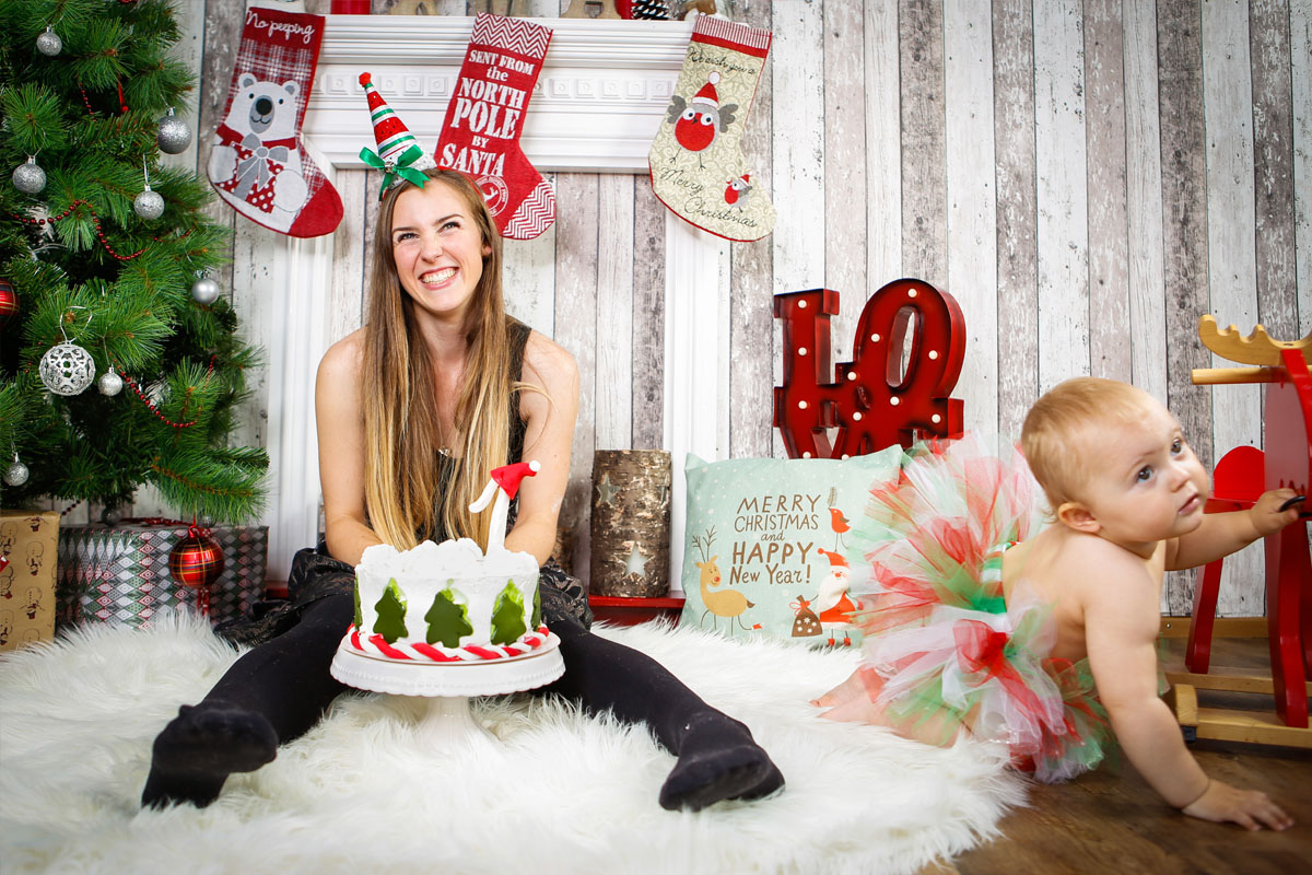 Cake Smash - Fotoshooting mit Kind - Weihnachten - Familie - Tortenschlacht - Fotostudio München - Lachen - Fotograf Felikss Livschits-Francer - Mama Blog München