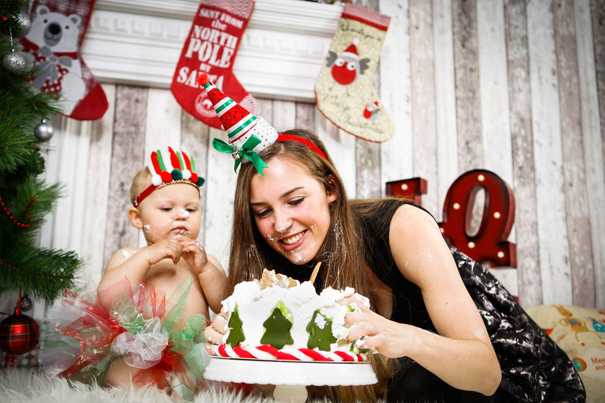 Cake Smash - Fotoshooting mit Kind - Weihnachten - Familie - Tortenschlacht - Fotostudio München - Mutter Tochter - Fotograf Felikss Livschits-Francer - Mama Blog München