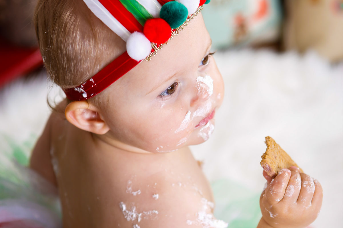 Cake Smash - Fotoshooting mit Kind - Weihnachten - Familie - Tortenschlacht - Fotostudio München - Spekulatius - Fotograf Felikss Livschits-Francer - Mama Blog München