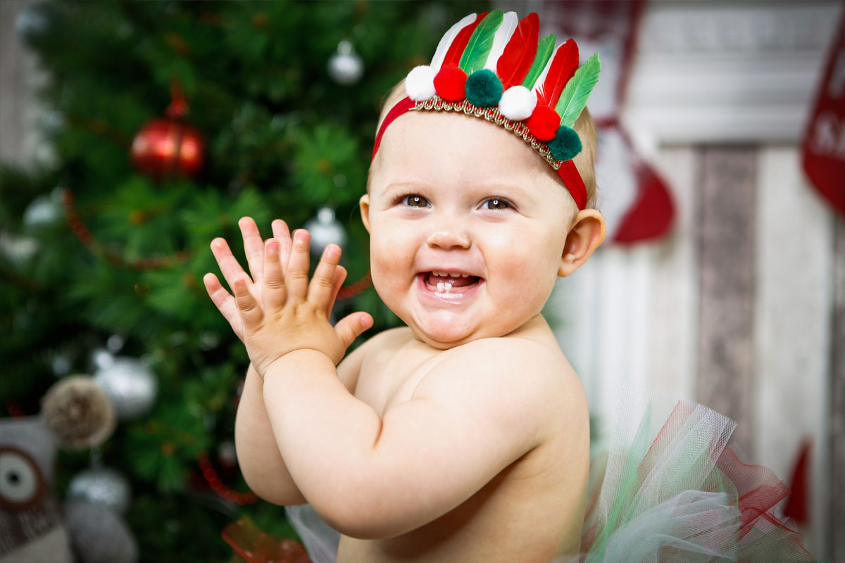 Cake Smash - Fotoshooting mit Kind - Weihnachten - Familie - Tortenschlacht - Fotostudio München - entspannte Atmosphäre - Fotograf Felikss Livschits-Francer - Mama Blog München