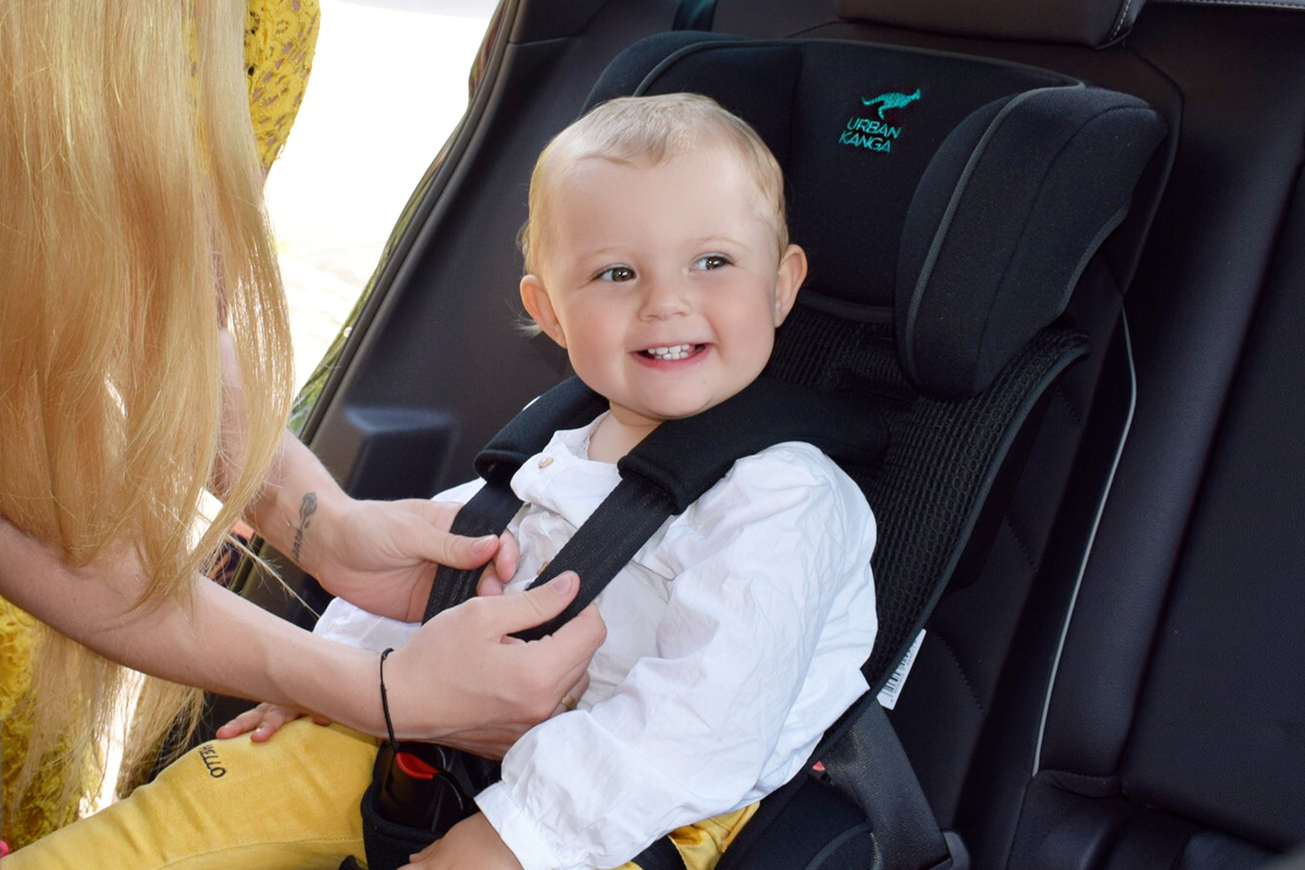 Urban Kanga - Faltbarer tragbarer Autositz für Kinder - Autokindersitz - Mama Blog München