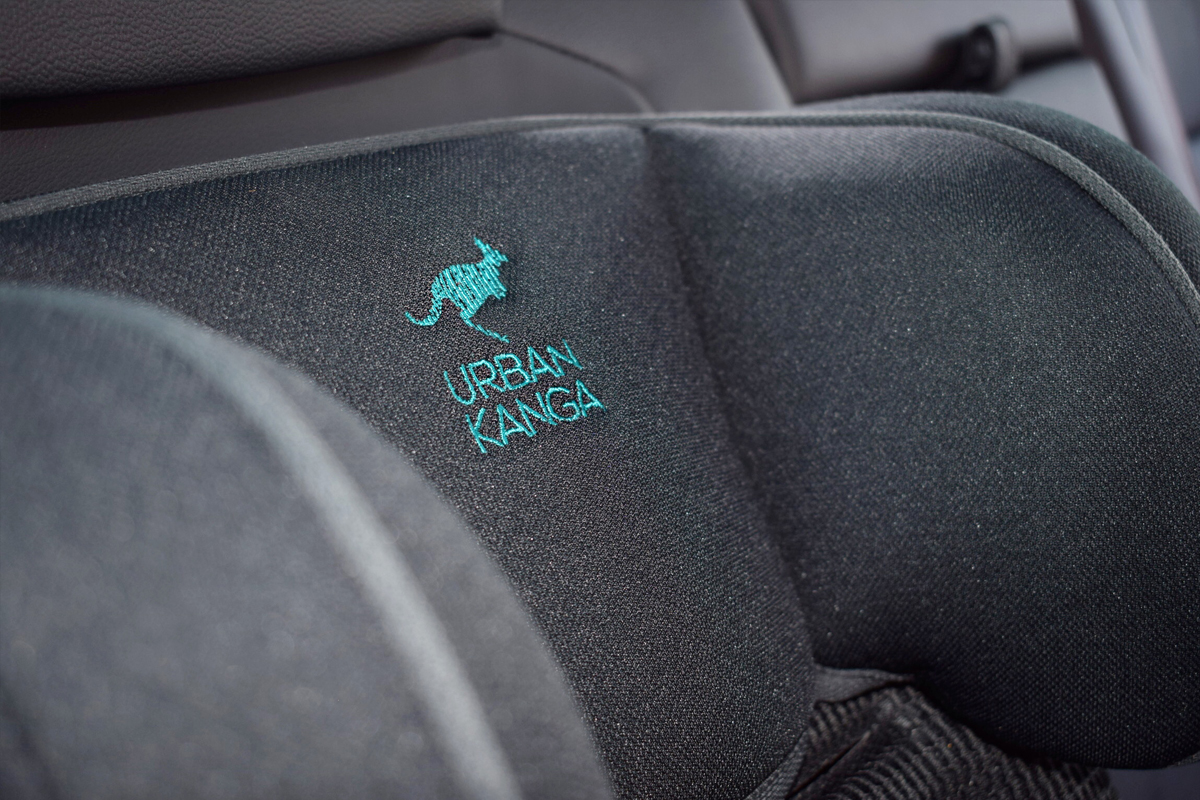 Urban Kanga - Faltbarer tragbarer Autositz für Kinder - Kinderautositz - Mama Blog München