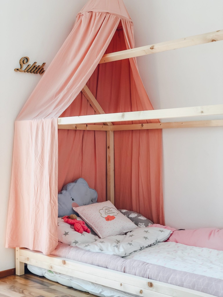 DIY Hausbett Floor Bed selber bauen Maria Montessori Bauanleitung Mama Blog München - house bed build yourself construction manual FamilyblogIMG_1532 2