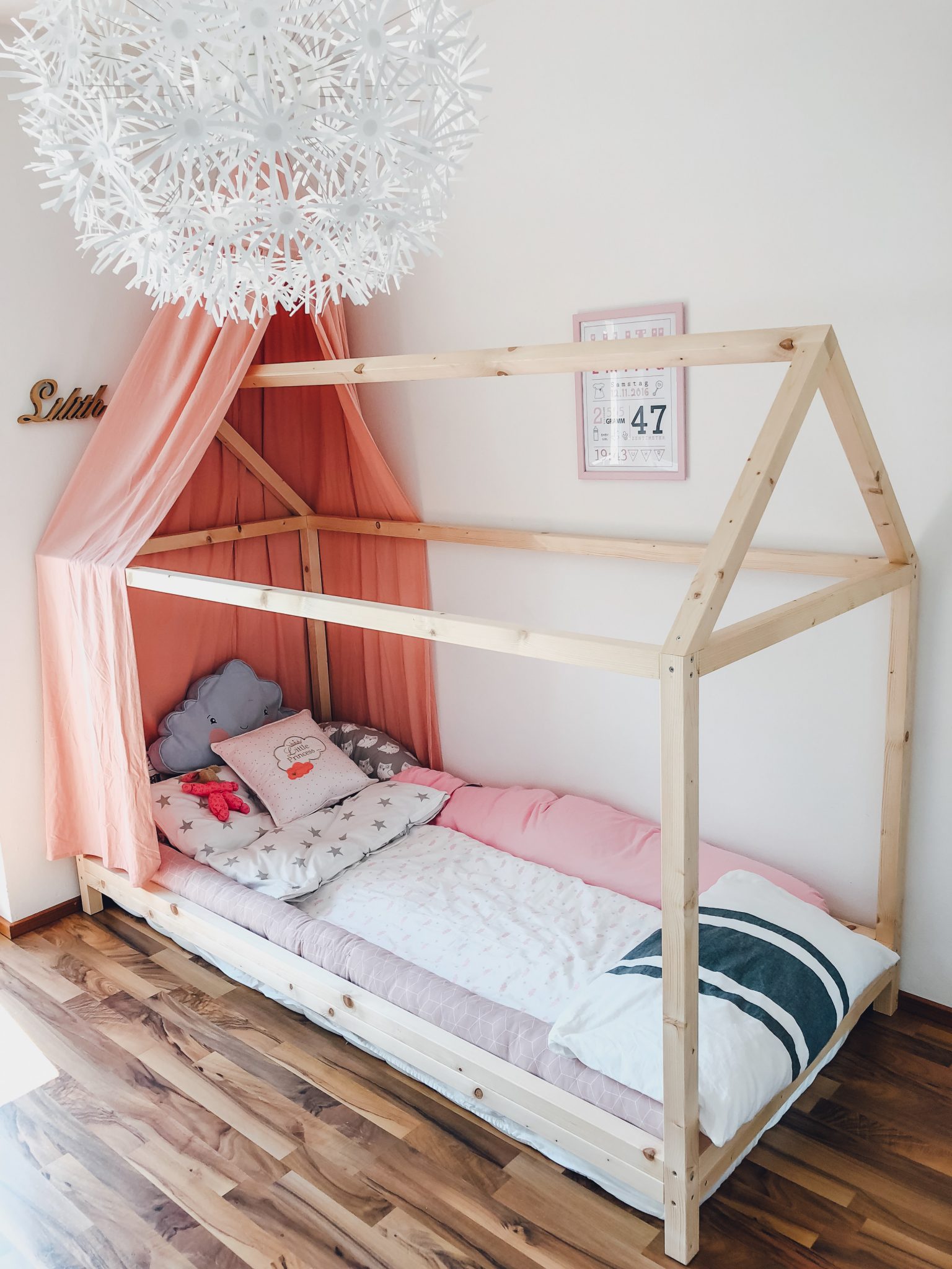 DIY Hausbett Floor Bed selber bauen Maria Montessori Bauanleitung Mama Blog München - house bed build yourself construction manual FamilyblogIMG_1534