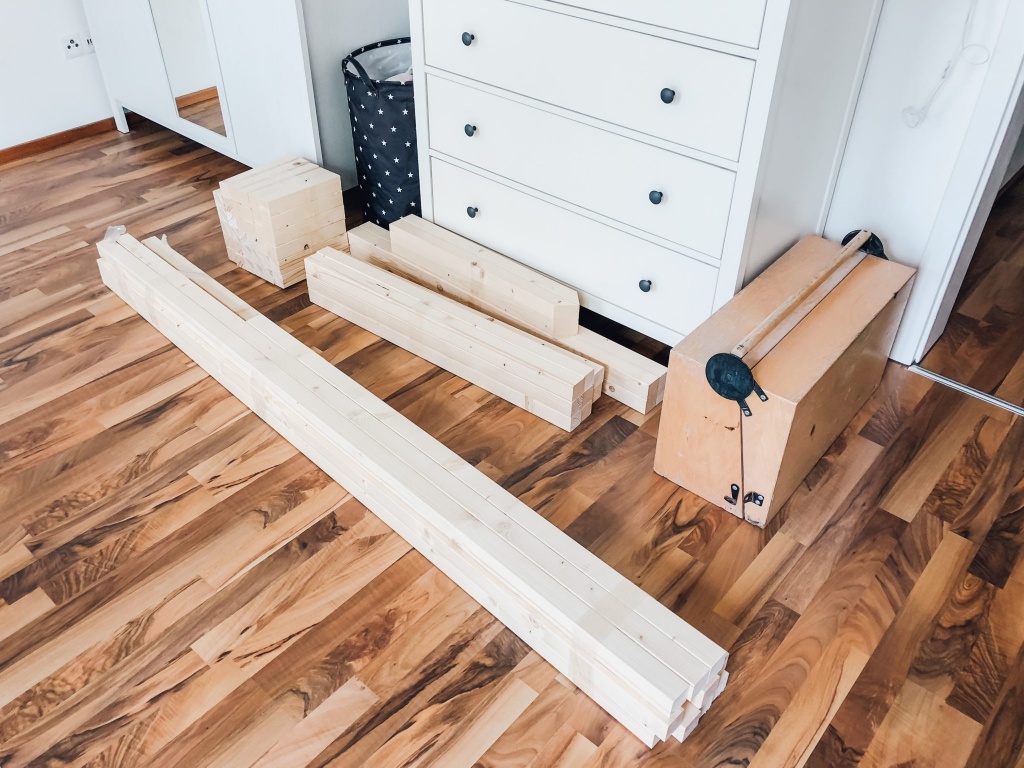 DIY Hausbett Floor Bed selber bauen Maria Montessori Bauanleitung Mama Blog München - house bed build yourself construction manual FamilyblogIMG_8992