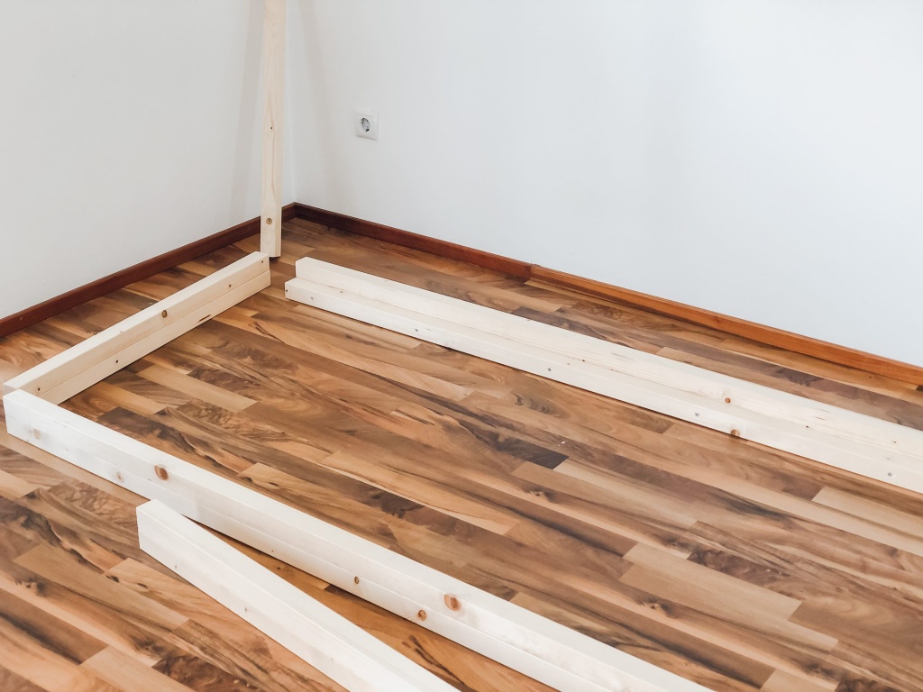 DIY Hausbett Floor Bed selber bauen Maria Montessori Bauanleitung Mama Blog München - house bed build yourself construction manual FamilyblogIMG_9012