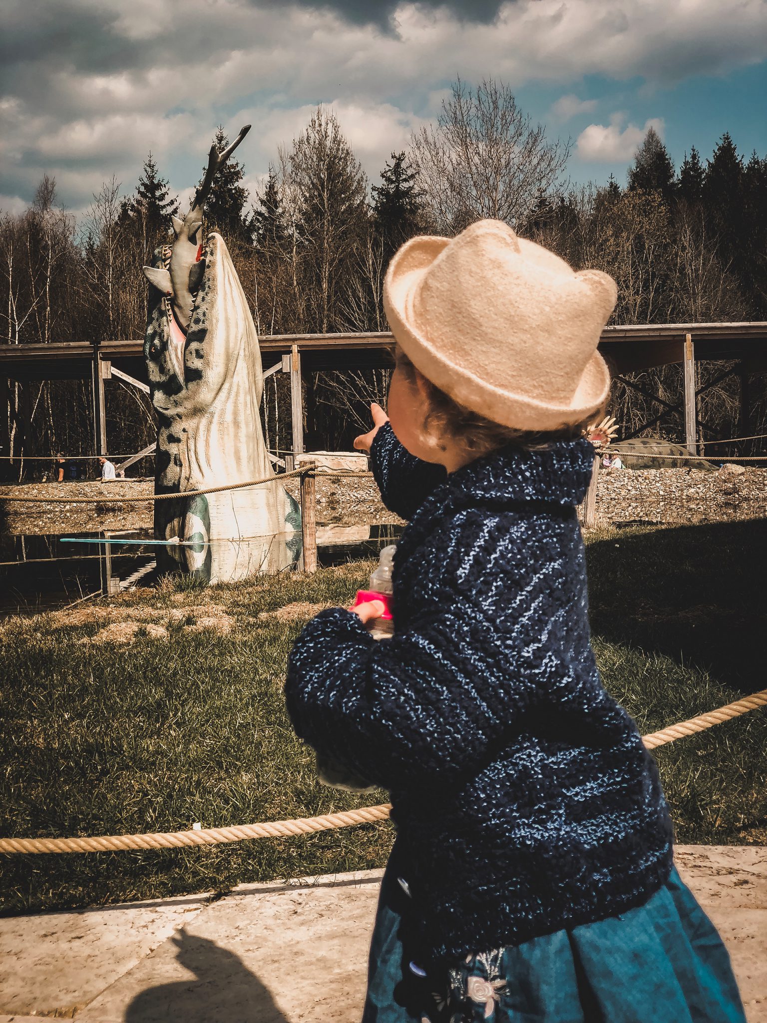 Dinosaurier Park im Altmühltal - Parkgelände mit Urzeittieren, Spielplatz, Skelette ausgraben und Shop - Mama Blog München 3