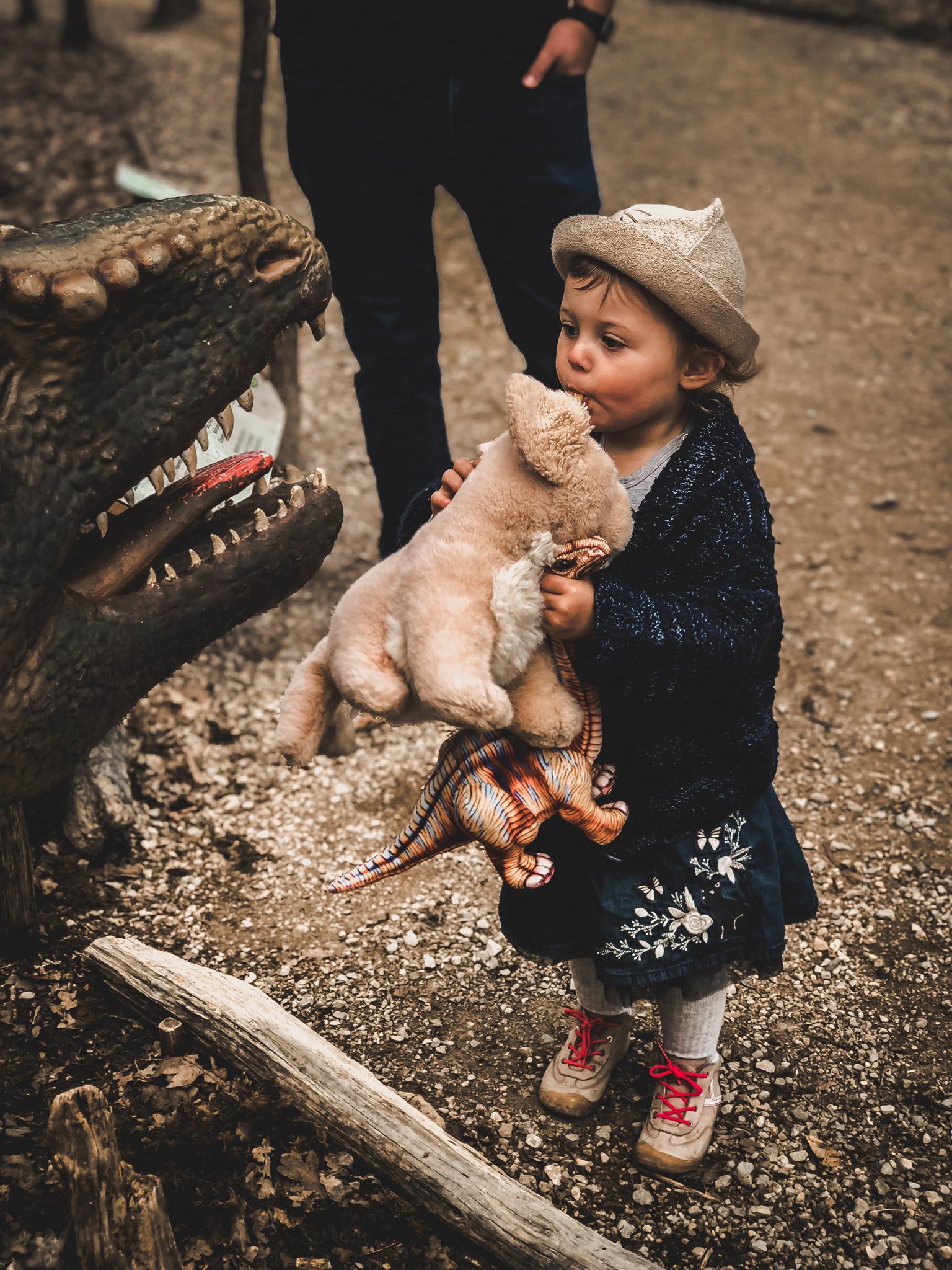 Dinosaurier Park im Altmühltal - Parkgelände mit Urzeittieren, Spielplatz, Skelette ausgraben und Shop - Mama Blog München 9